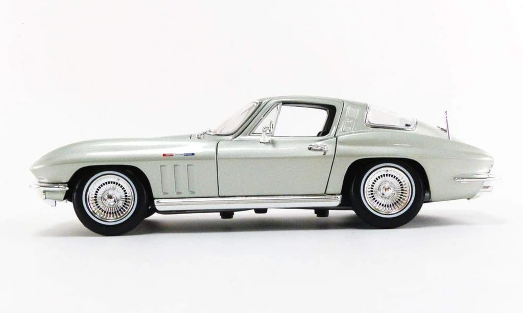 Maisto 1:18 1965 Chevrolet Corvette metallic silver diecast model front three-quarter view